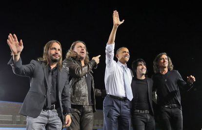 Barack Obama con el grupo mexicano Man&aacute; en Las Vegas. 