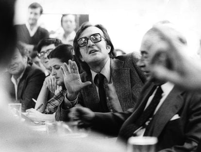 Javier Pradera, then head of the Opinion section of EL PAÍS, in a debate in the newsroom on the occasion of the first democratic elections in Spain, in June 1977.