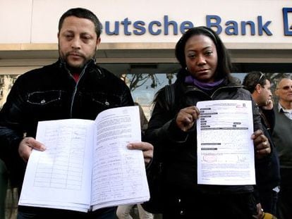 Una mujer presenta 90.000 firmas para intentar evitar que el banco la desahucie del piso donde vive con su familia.