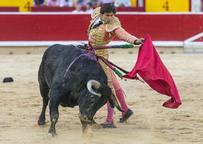 El novillero Roca Rey, ayer en la plaza de toros de Pamplona.