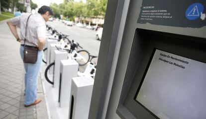 Una estación con problemas informáticos en la calle Menéndez Pelayo, junto al Retiro.