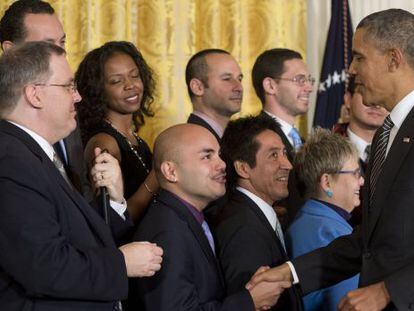 El presidente Obama saluda a varios l&iacute;deres hispanos tras su discurso