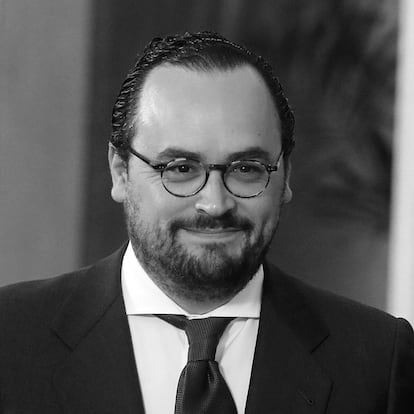 GRAF3617. MADRID (ESPAÑA), 10/10/2018.- El Rey Felipe VI entrega el Premio FIES de Periodismo a Ignacio Peyró, esta mañana en el Palacio de la Zarzuela en Madrid. EFE/Angel Diaz

