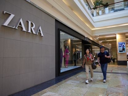 Dos compradores pasan por delante de una tienda de Zara en Moscú, el otoño pasado