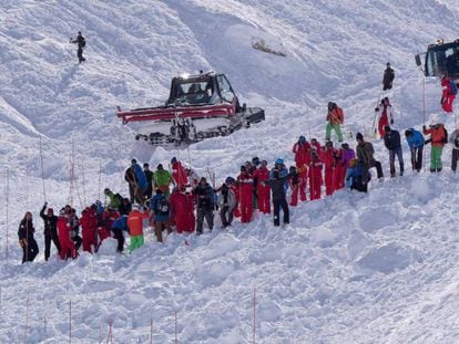 Un equipo de rescate en los Alpes franceses, el pasado febrero.