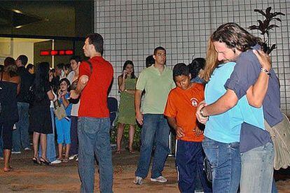 Parientes de pasajeros aguardan informaciones en el aeropuerto de Brasilia