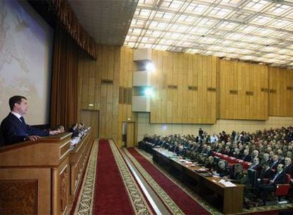 El presidente de Rusia, Dmitri Medvédev, habla ante la plana mayor del ministerio de Defensa.