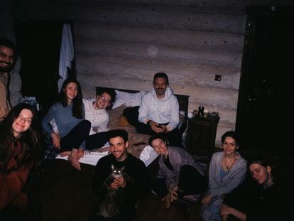Miembros del equipo de Arriba!, cuando vivían juntos después de escapar de Járkov. 