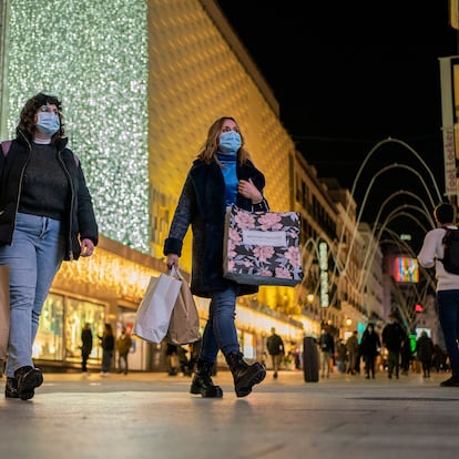 DVD 1029 (24-11-20)
Varias personas con bolsas de diferentes comercios caminan por la calle Preciados, Madrid.
Foto: Olmo Calvo