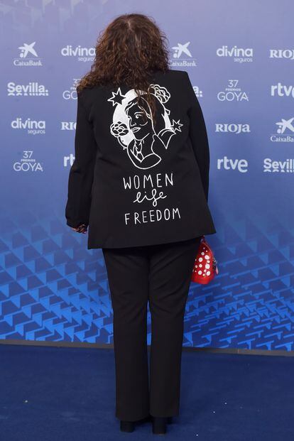 La directora Isabel Coixet quiso lanzar un mensaje con su chaqueta, que decía "Women, Life, Freedom" ("Mujer, Vida, Libertad"). Explicó que la chaqueta la había comprado por 15 euros en una tienda de segunda mano y que la ilustración, que representaba a la iraní Masha Amini, era obra de Elena Scilinguo,