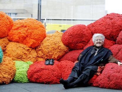 Sheila Hicks, sentada en su instalaci&oacute;n inicial de la exposici&oacute;n &#039;Sheila Hicks: Foray into Chromatic Zones&#039; en Londres en 2015.