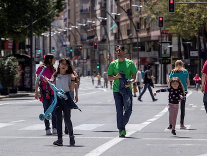 Niños paseando en la Gran Vía de Murcia, el pasado 1 de mayo.