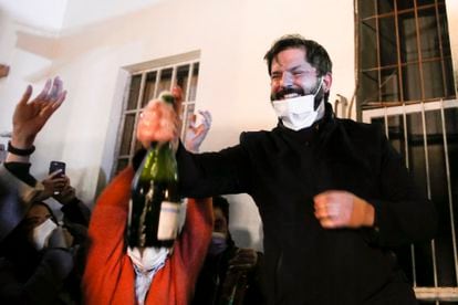 El candidato presidencial de la izquierda chilena, Gabriel Boric, celebra su victoria en las primarias de este domingo, en Santiago.