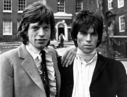 Mick Jagger y Keith Richards, el 1 de julio de 1967, en Londres, tras salir de prisión por posesión y consumo de drogas.