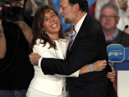 El candidato del PP a la Presidencia del Gobierno, Mariano Rajoy, saluda a la presidenta del PP catalán, Alicia Sánchez-Camacho, durante el mitin de campaña electoral celebrado en L'Hospitalet de Llobregat.