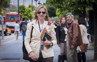 Mayo de 2013. Cristina de Borbón es fotografiada a la salida de su trabajo en Barcelona, después de que la Audiencia de Palma decidiera suspender su imputación, al considerar que no existían indicios suficientes para sostener la acusación.