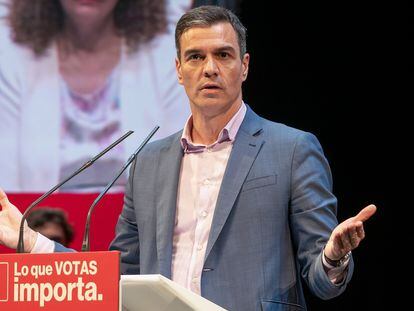 El presidente del Gobierno, Pedro Sánchez, participa en un acto de campaña del PSOE en el Palacio de Festivales de Santander, este lunes. EFE/ Román G. Aguilera