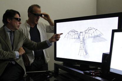 El vicepresidente regional, Ignacio González (a la izquierda), contempla con gafas de 3-D la película sobre Leonardo.