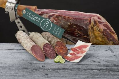 Comercializan desde jamones y paletillas a caña de lomo, salchichón y chorizo. Todos los productos pasan por sus secaderos de Guijuelo.