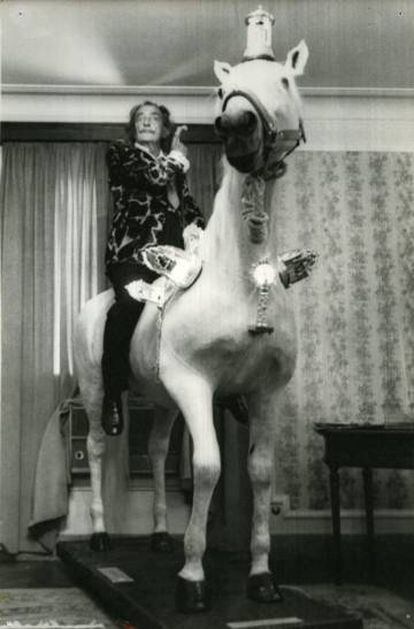 Dalí montado en el caballo disecado que le regaló a Gala que fui subido a la habitación donde se alojaba en el Hotel Ritz.