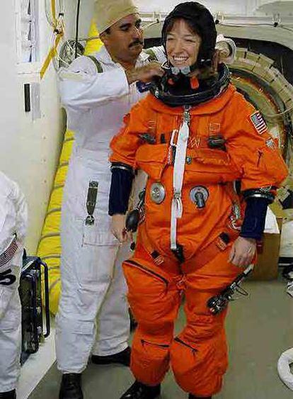 Lisa Marie Nowak, con traje de astronauta.