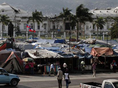 Miles de desplazados siguen abarrotando Puerto Príncipe mientras la ciudad continúa mostrando las cicatrices del terremoto de hace un año