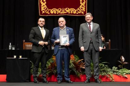 El prior de los carmelitas de Vila-real, David Oliver, entre el alcalde José Benlloch y el Presidente de la Generalitat Ximo Puig, recibe la Medalla de Oro de la ciudad.