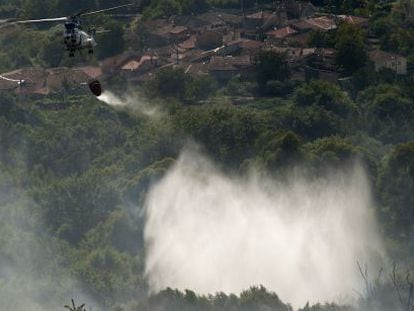 Un helicóptero arroja agua sobre el incendio de Paderne de Allariz