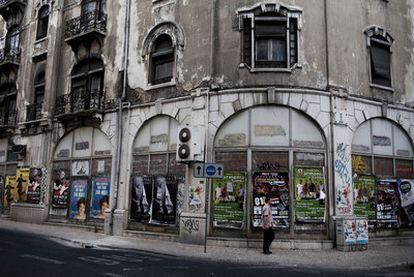 Numerosos edificios del centro de Lisboa muestran su abandono, como este de la calle de Eça de Queiroz, cerca de la plaza del Marqués de Pombal y la Avenida da Liberdade.