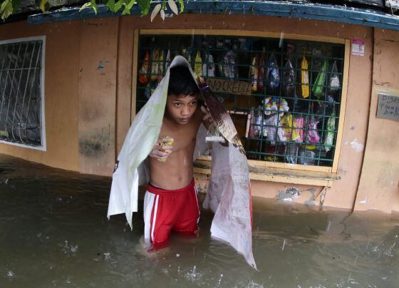 Un niño en una tienda de comestibles, en San Jose, provincia de Nueva Ecija, afectada por el tifón.