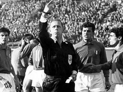 El árbitro Ken Aston, en el polémico Chile-Italia del Mundial de 1962.