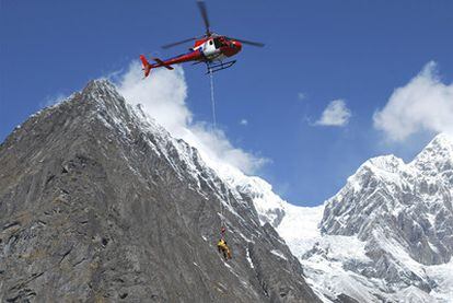 Un helicóptero rescata en el Annapurna a Carlos Pauner y Juanito Oiarzabal.