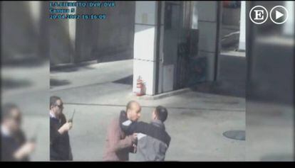 Un momento de la grabaci&oacute;n del incidente entre agentes de la polic&iacute;a y un joven en una gasolinera de Lleida. 