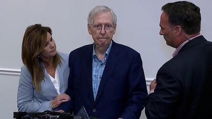 El líder republicano en el Senado, Mitch McConnell, atendido por sus asistentes tras quedarse en blanco en un acto en Covington (Kentucky) este miércoles.