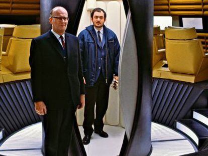 El atuendo de Clarke (izquierda) contrasta con un Kubrick desali&ntilde;ado.