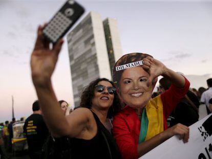 Una mujer se toma una 'selfie' en una protesta contra Dilma Rousseff.