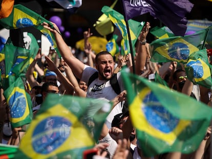 Manifestantes contra Bolsonaro este domingo en la avenida Paulista de São Paulo.