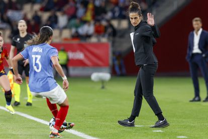 Spain's coach, Montse Tomé (right), during the final of the Women's Nations League between Spain and France, this Wednesday at the La Cartuja Stadium in Seville.
