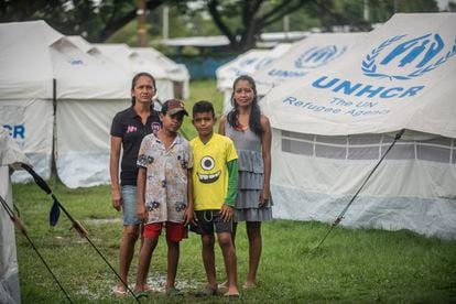 Dersy Medina, de 37 años, primero desde la derecha, con su familia en el campo de refugiados de Arauquita.  Huyeron de Venezuela cuando comenzó el conflicto hace un mes.