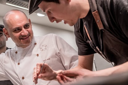 El chef Jordi Artal, en su restaurante Cinc Sentits en Barcelona.