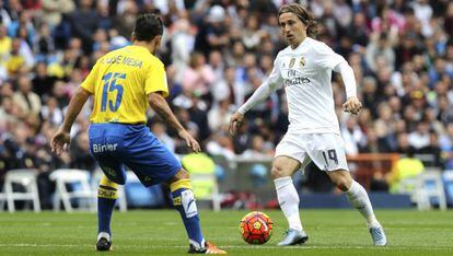 Modric encara a Mesa, durante el partido.