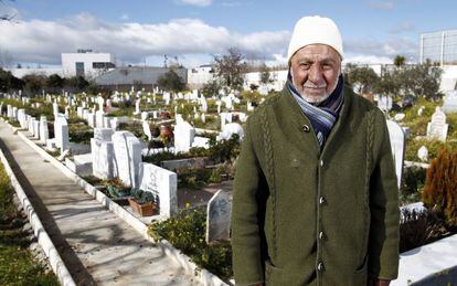 El imán Mohamed Bernaui, posa ante las tumbas de musulmanes del cementerio de Griñón, cerca de Madrid.
