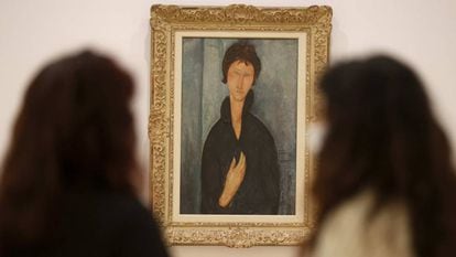 Dos mujeres observan el cuadro 'Mujer de ojos azules', de Modigliani.