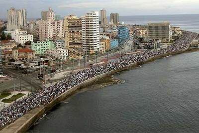 Miles de cubanos marchan por el Malecón en la manifestación contra Bush y su política de presión para que el régimen castrista evolucione políticamente.