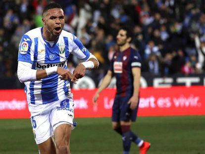 En-Nesyri celebra su segundo gol ante el Eibar.