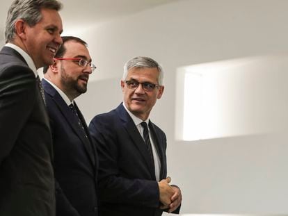 El presidente del Principado de Asturias, Adrián Barbón (en el medio), y el secretario de Estado de Transportes, Movilidad y Agenda Urbana, David Lucas (derecha), tras finalizar el acto de presentación del Corredor Atlántico este lunes en Gijón.