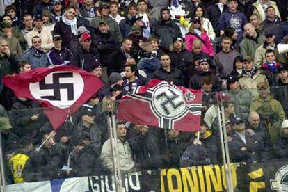 Símbolos nazis en un estadio italiano.