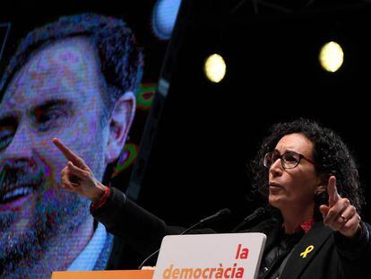 Marta Rovira, en el cierre de campa&ntilde;a de ERC, con la imagen de Junqueras de fondo.