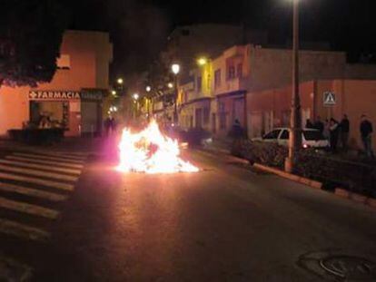 Un contenidor crema en un carrer de Roquetas.