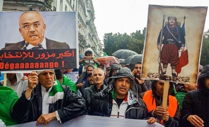Un manifestante argelino sostiene una pancarta crítica con el ex primer ministro Ahmed Ouyahia, a mediados de abril en la ciudad de Annaba.